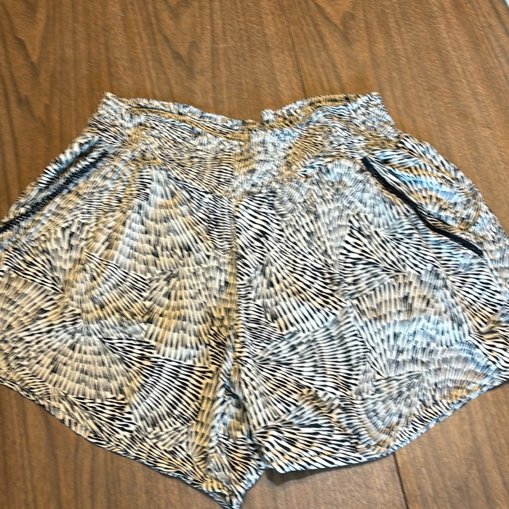 Three dots shorts tiger print